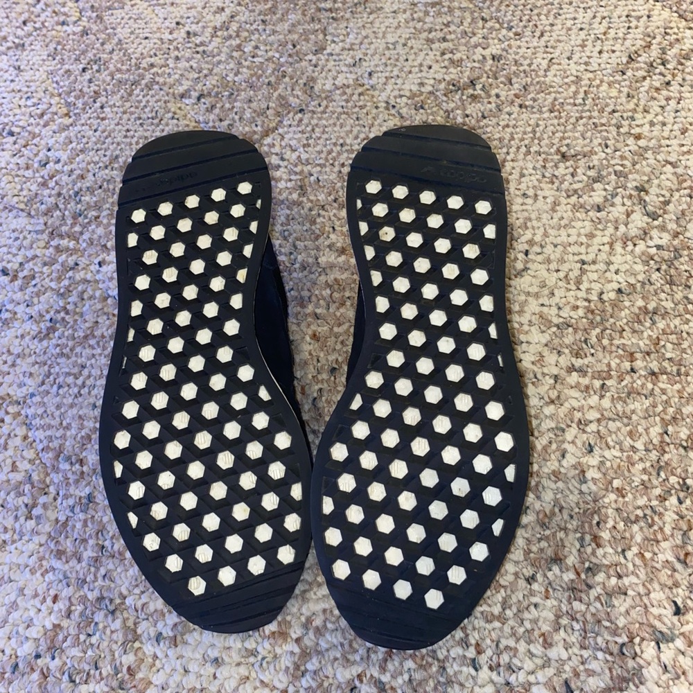 Adidas MENS size 9 casual sneaker